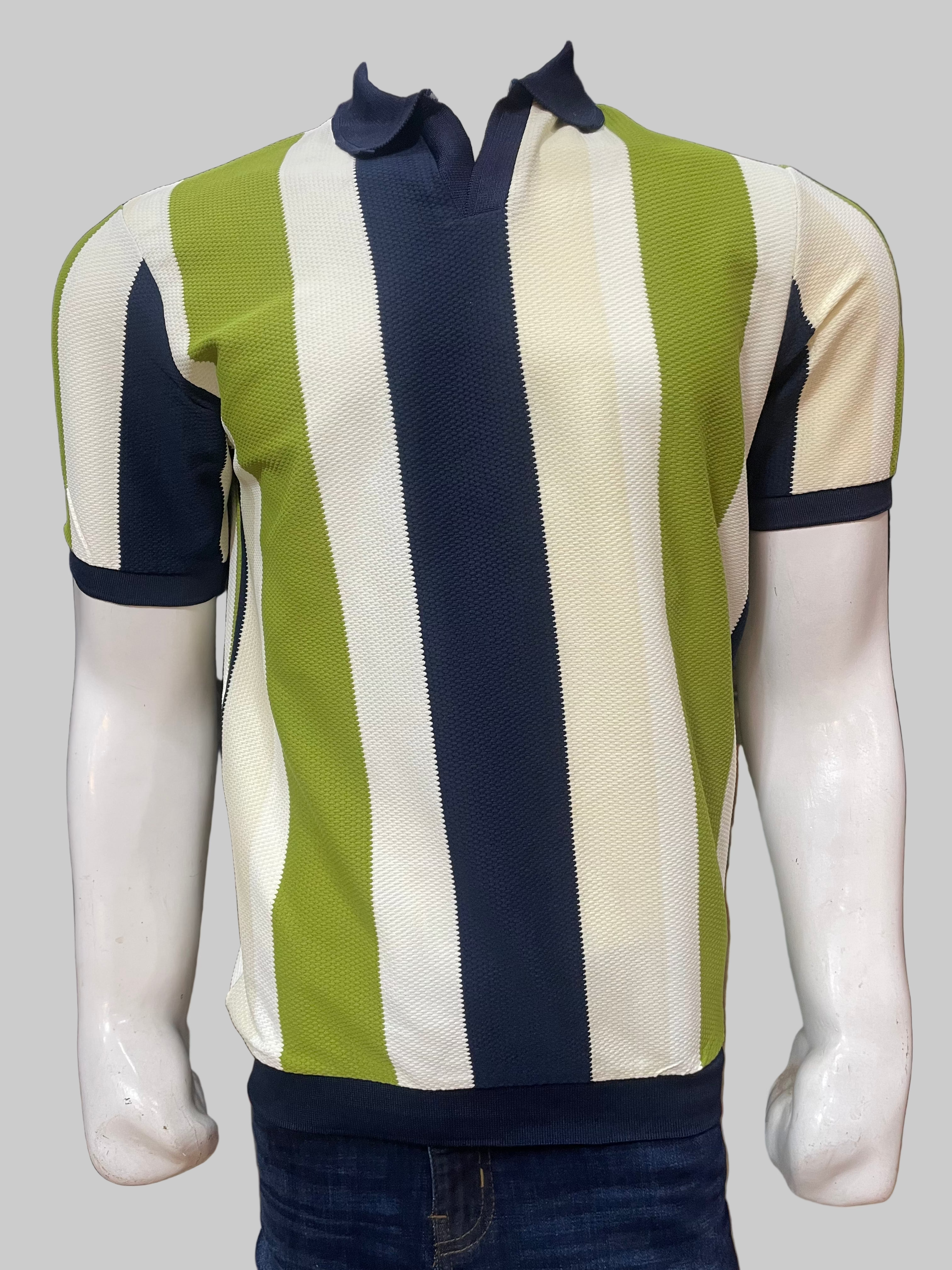V-style polo collar